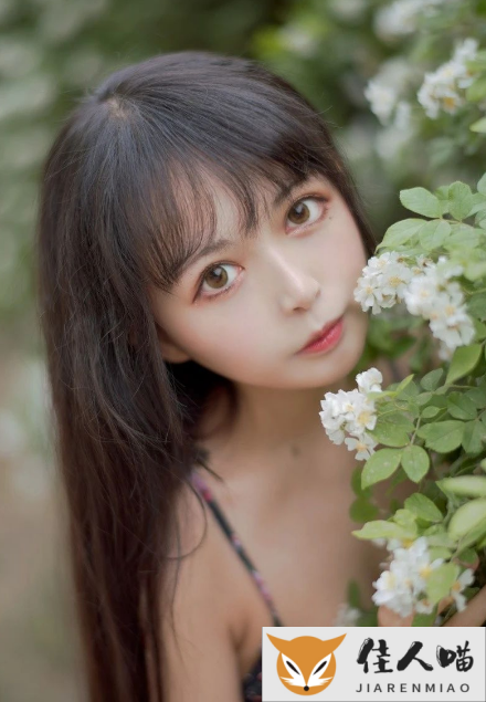 邻家小妹妹的自然之约：与黑猫猫OvO共赴静谧之美