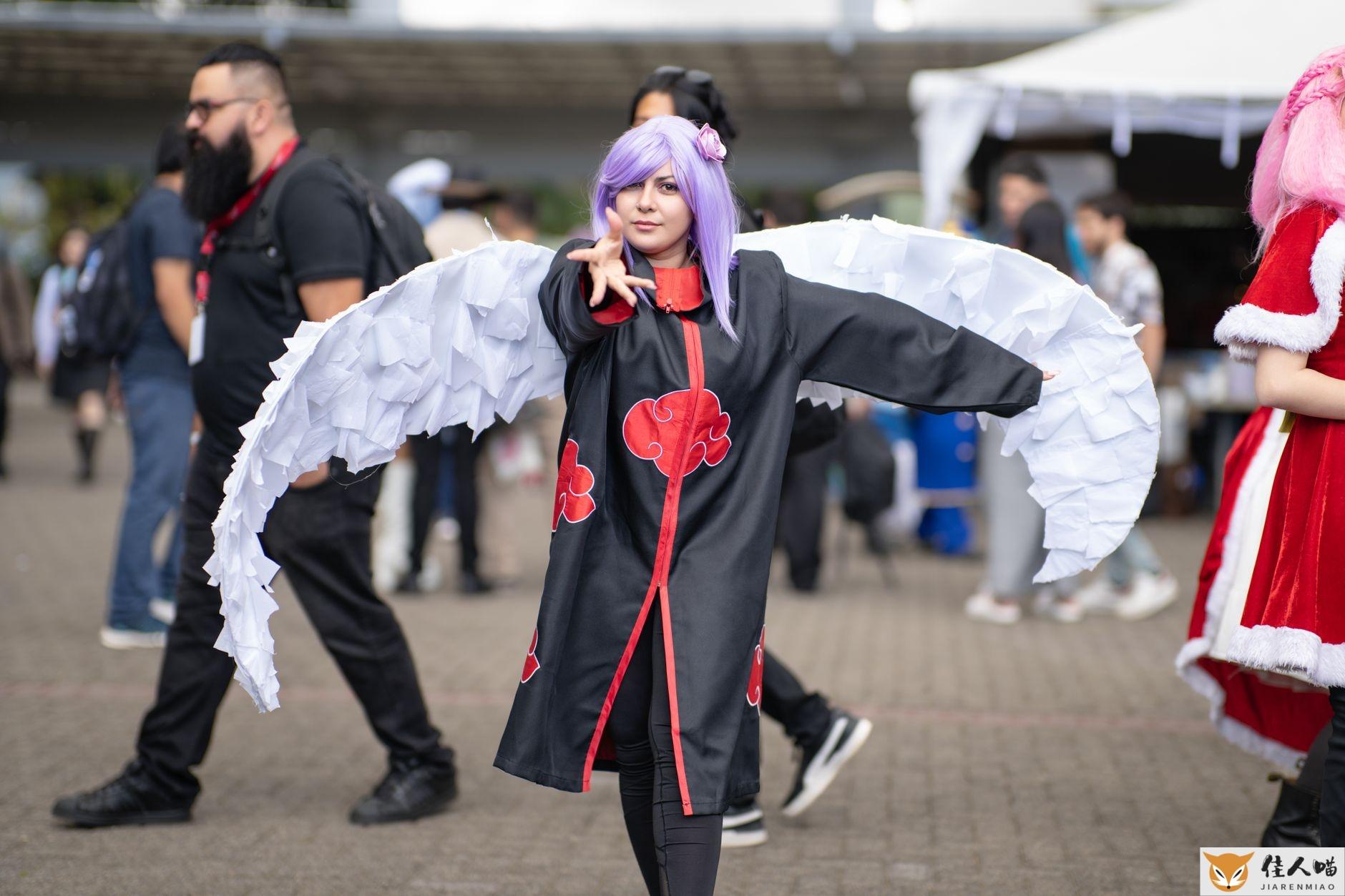 Cosplayers at an anime convention in San José, showcasing expressive costumes and vibrant characters.