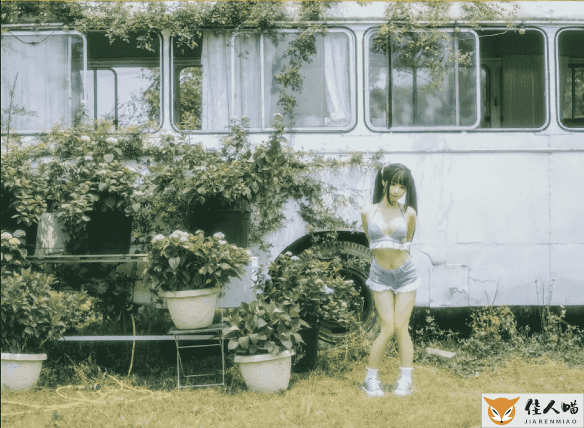 蠢沫沫《大巴车》图集：创可贴道具与夏日场景造型记录